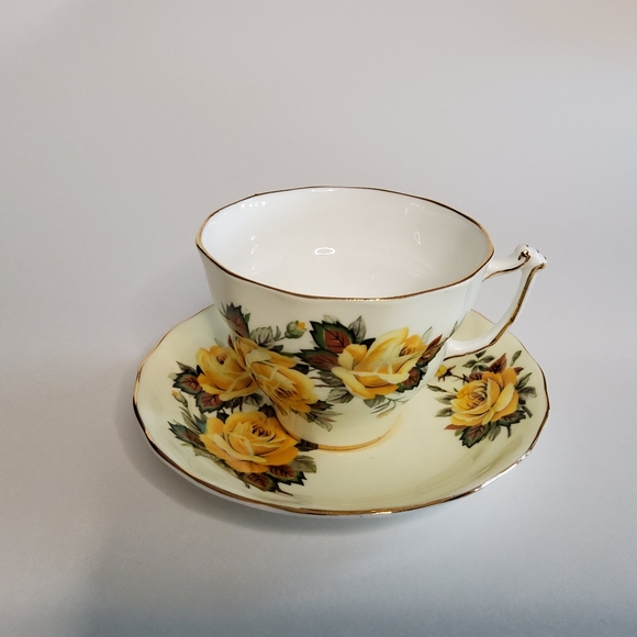 Royal Vale Red & White Carnation Tea Cup and Saucer - Picture 1 of 2